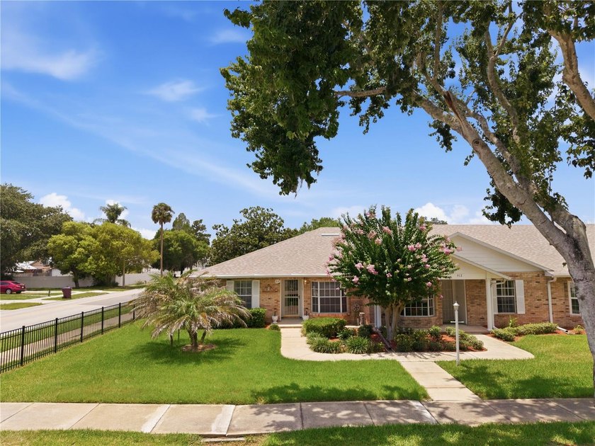 BRICK TOWNHOME, SINGLE FLOOR, NEW ROOF 2023, NEW A/C 2024, END - photo 2