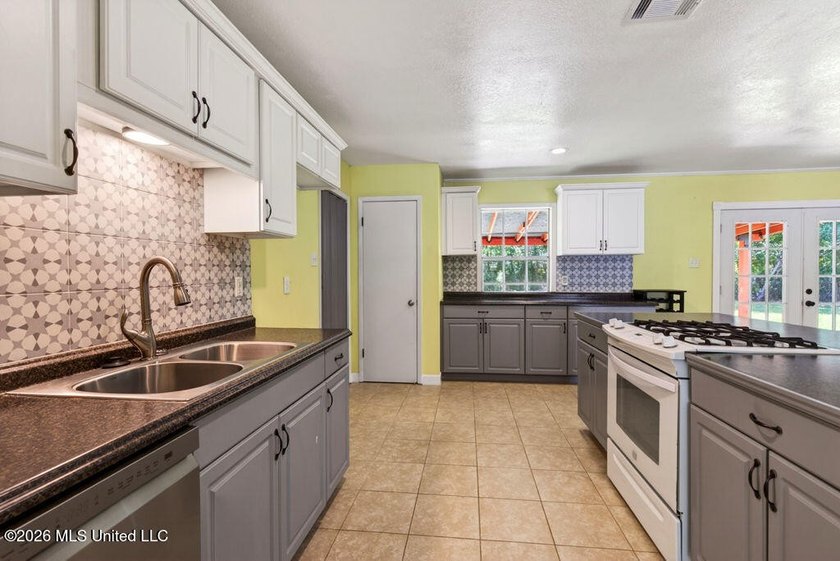 Charming home on a large lot in Ocean Springs a short drive from - photo 6