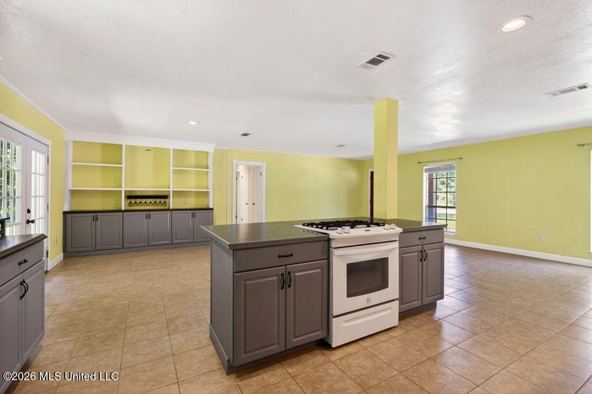 Charming home on a large lot in Ocean Springs a short drive from - photo 8