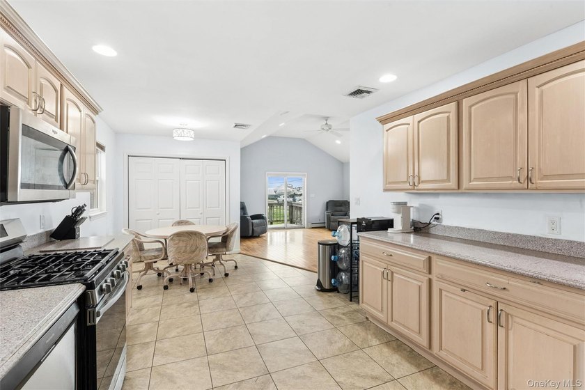 This spacious and well-maintained 5-bedroom, 2-full-bath home is - photo 8