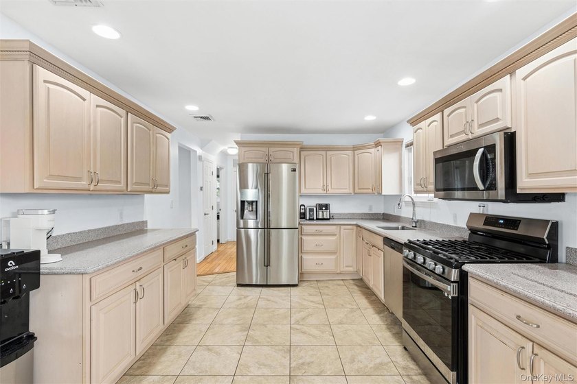 This spacious and well-maintained 5-bedroom, 2-full-bath home is - photo 9