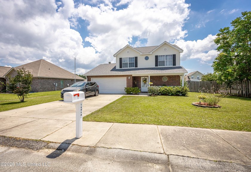 Beautiful two-story home offering 3 bedrooms, 2.5 bathrooms and - photo 2