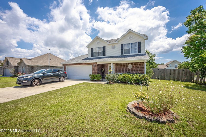 Beautiful two-story home offering 3 bedrooms, 2.5 bathrooms and - photo 3