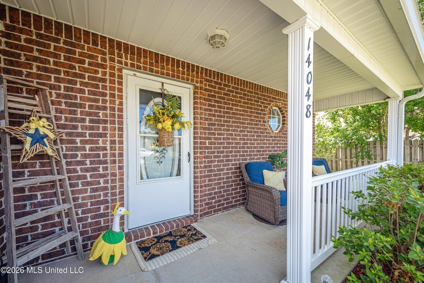 Beautiful two-story home offering 3 bedrooms, 2.5 bathrooms and - photo 4