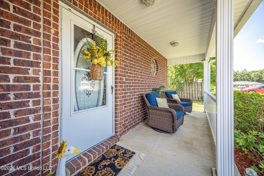 Beautiful two-story home offering 3 bedrooms, 2.5 bathrooms and - photo 5