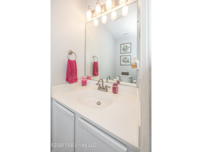 Beautiful two-story home offering 3 bedrooms, 2.5 bathrooms and - photo 9