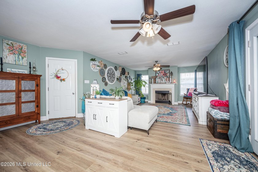 Beautiful two-story home offering 3 bedrooms, 2.5 bathrooms and - photo 10