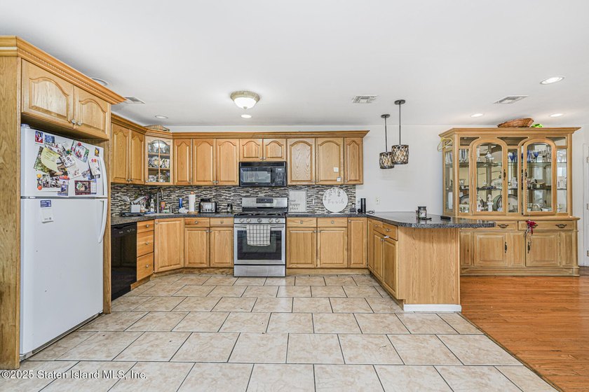 Welcome to this beautifully maintained 3-bedroom, 2 full - photo 12