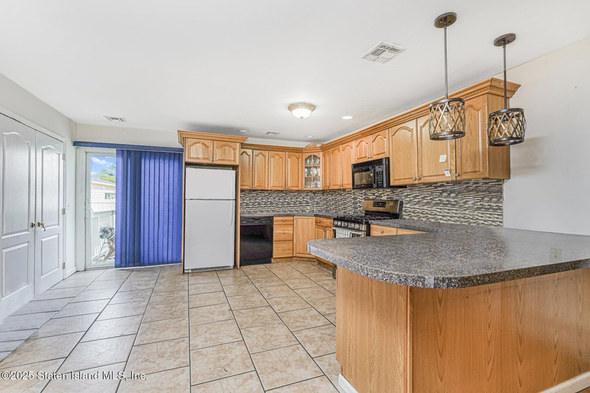 Welcome to this beautifully maintained 3-bedroom, 2 full - photo 25