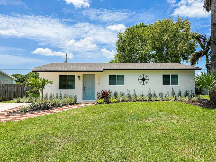 Beautifully updated 3-bedroom, 1-bathroom home in Lake Worth - photo 2