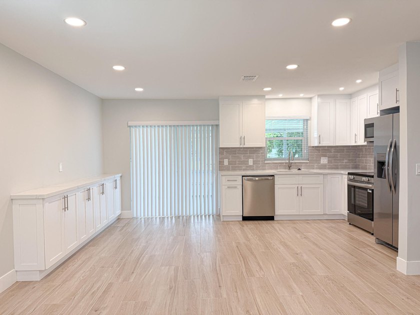 Beautifully updated 3-bedroom, 1-bathroom home in Lake Worth - photo 5