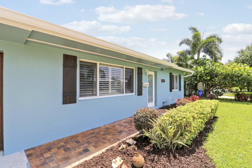 Completely remodeled 3-bedroom, 2-bath home in North Palm Beach! - photo 4