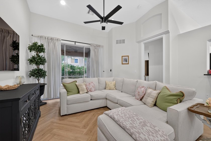 Charming Villa in Andros Isles, Provides 2-Bedrooms and 2-Full - photo 8