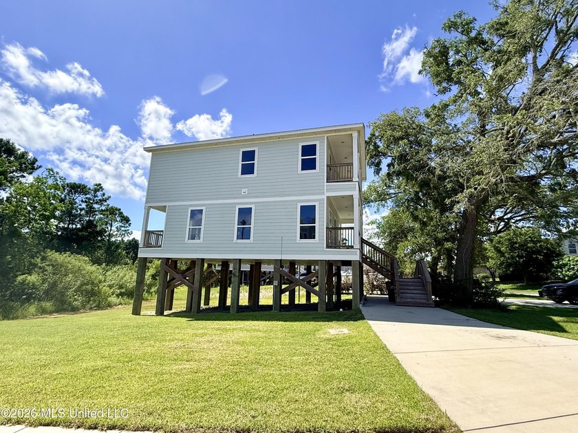 Discover the perfect blend of comfort and coastal charm in this - photo 2
