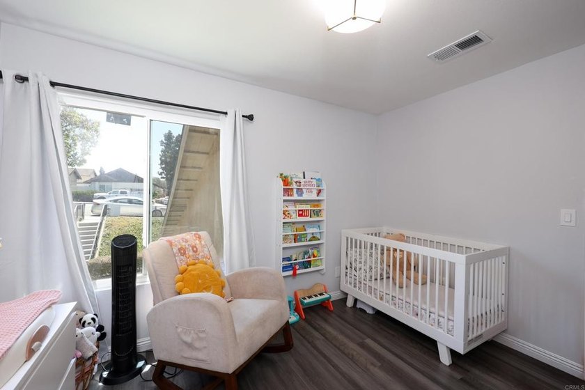 Charming two bedroom, one bathroom condo perfectly positioned in - photo 18