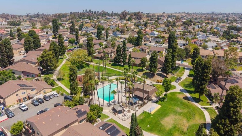 Charming two bedroom, one bathroom condo perfectly positioned in - photo 30