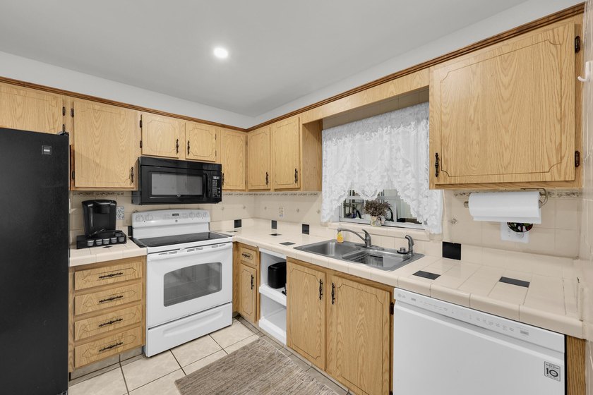 Welcome to the sought-after 55+ community of Palm Grove in Fort - photo 4
