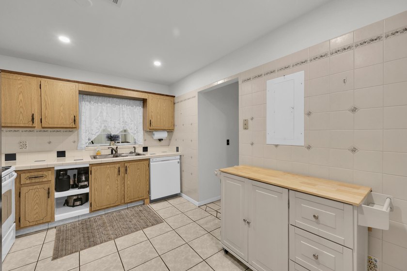 Welcome to the sought-after 55+ community of Palm Grove in Fort - photo 6