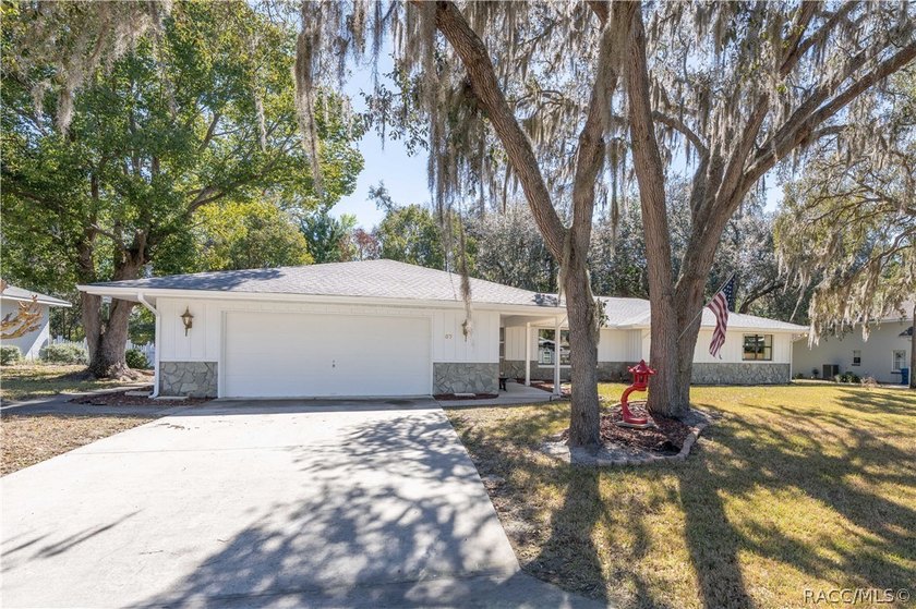 Spacious and full of character, this 2,600 sq. ft. mid-century - photo 2