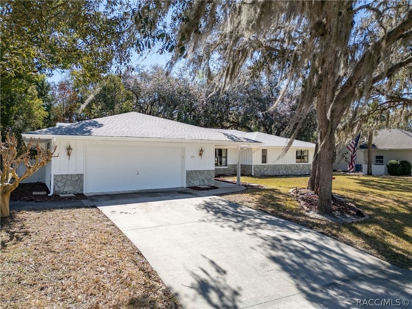 Spacious and full of character, this 2,600 sq. ft. mid-century - photo 3