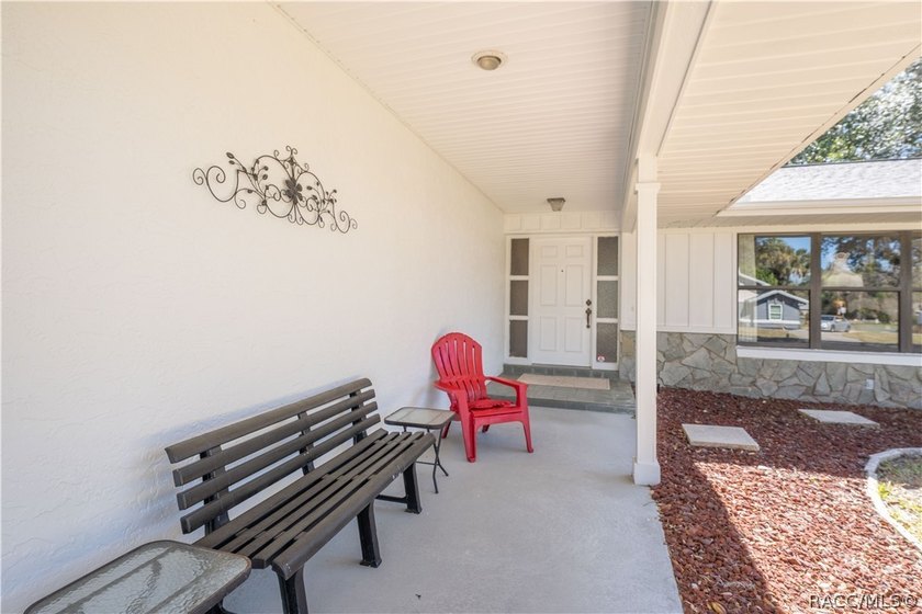 Spacious and full of character, this 2,600 sq. ft. mid-century - photo 4