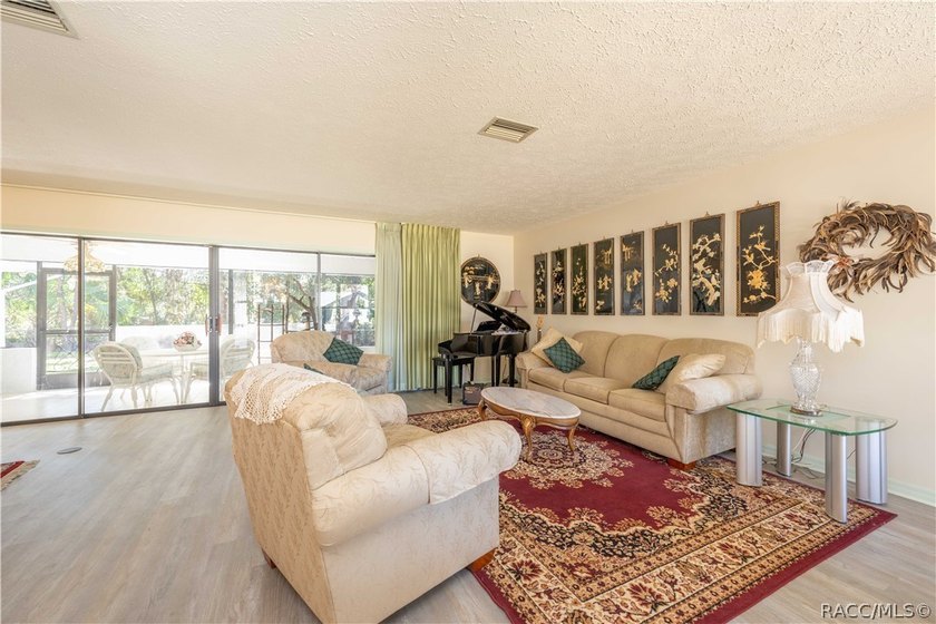 Spacious and full of character, this 2,600 sq. ft. mid-century - photo 7