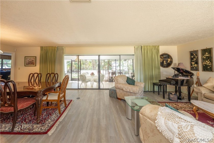 Spacious and full of character, this 2,600 sq. ft. mid-century - photo 9