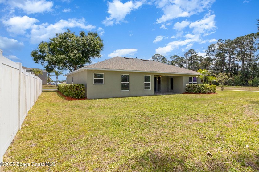 Practically NEW and MOVE IN READY NOW, this 4 BEDROOM, 2 Bath, 2 - photo 23