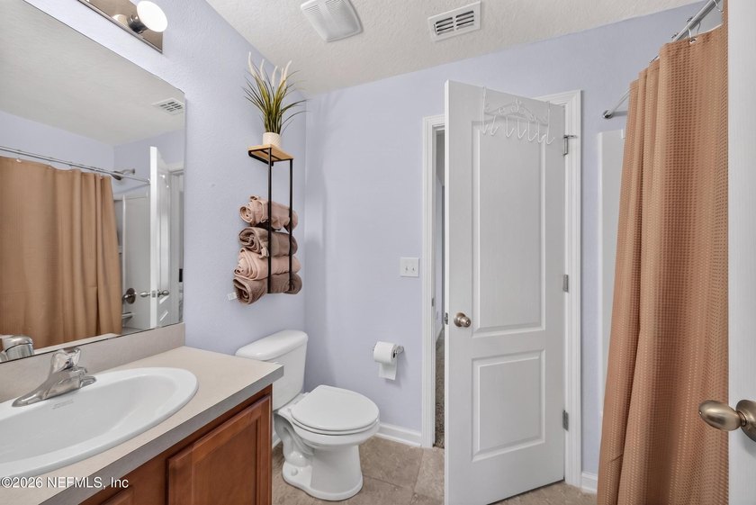 Welcome to this beautifully maintained 3-bedroom, 3-bathroom - photo 25