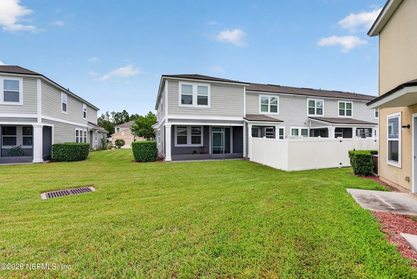 Welcome to this beautifully maintained 3-bedroom, 3-bathroom - photo 31
