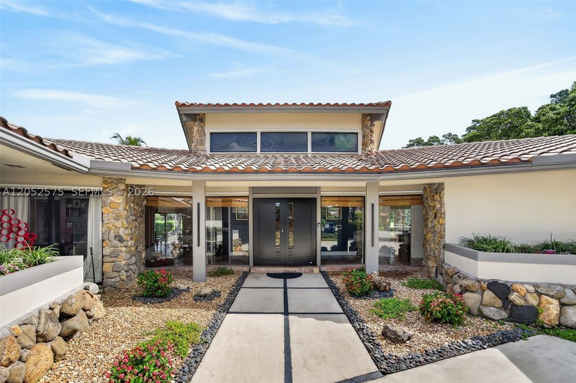 Originally designed with remarkable architectural character - photo 4
