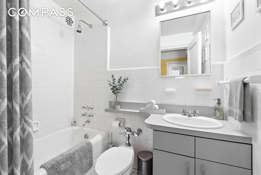 A gracious and serene one bed, one bath residence at 302 West - photo 5