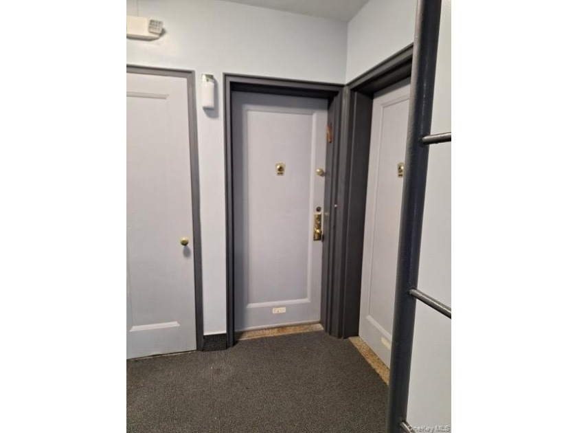 Very nice two bedroom, one bath apartment in co-op building - photo 4