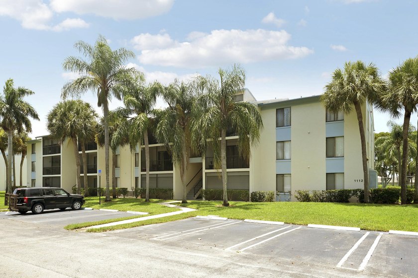This inviting first-floor condo in West Palm Beach offers - photo 2