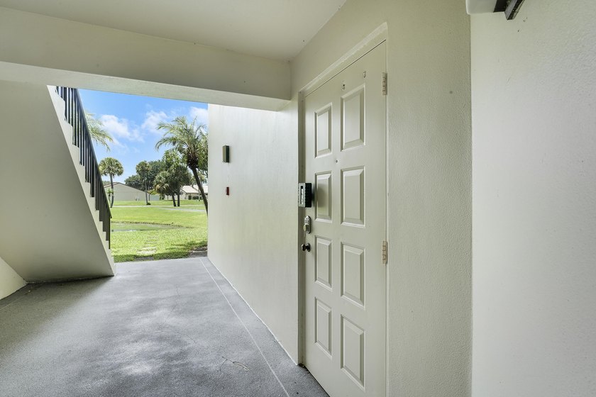This inviting first-floor condo in West Palm Beach offers - photo 3