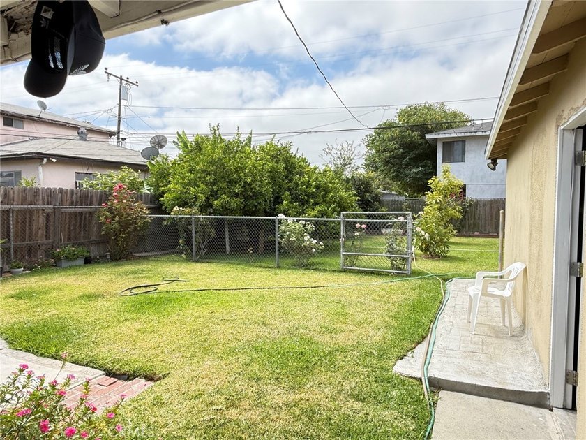 Property very close to shopping area of cities of Paramount and - photo 3