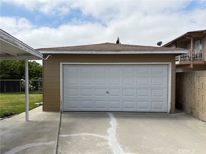 Property very close to shopping area of cities of Paramount and - photo 4
