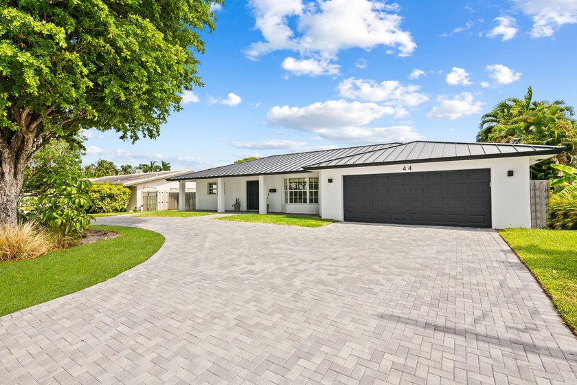 Nestled in Bermuda Riviera, this updated one-story residence - photo 2