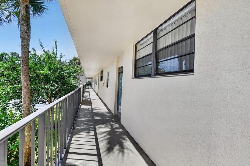 Second-floor 1-bedroom, 1.5-bath condo in The Palms of Deer - photo 2