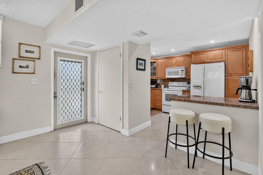 Second-floor 1-bedroom, 1.5-bath condo in The Palms of Deer - photo 3