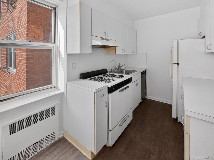 Welcome to this bright and spacious one-bedroom, one-bathroom - photo 8