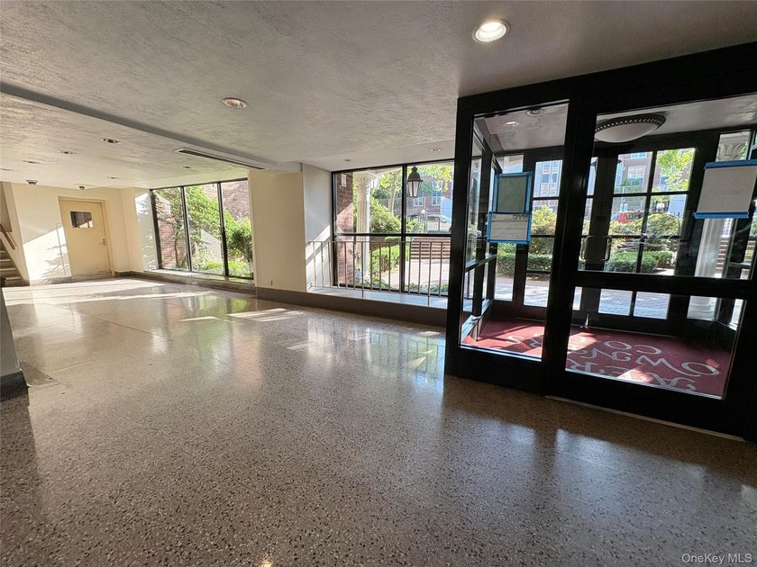 Welcome to this bright and spacious one-bedroom, one-bathroom - photo 9