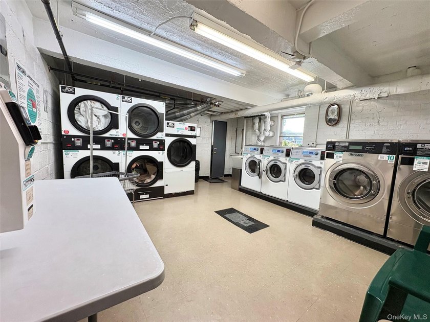 Welcome to this bright and spacious one-bedroom, one-bathroom - photo 10