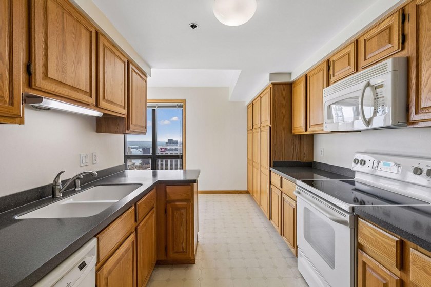 Perched on the 38th floor of Airye Tower, this spacious - photo 12
