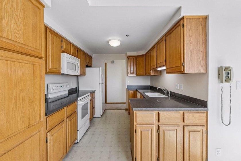 Perched on the 38th floor of Airye Tower, this spacious - photo 13