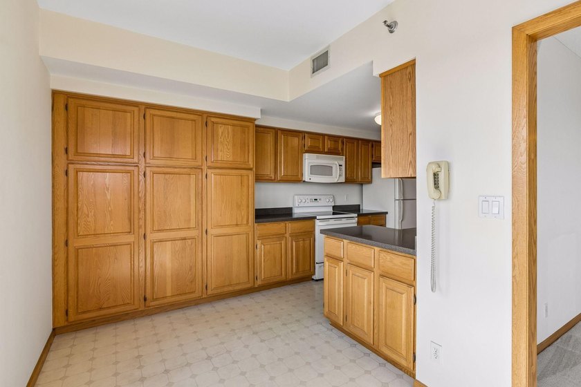 Perched on the 38th floor of Airye Tower, this spacious - photo 16
