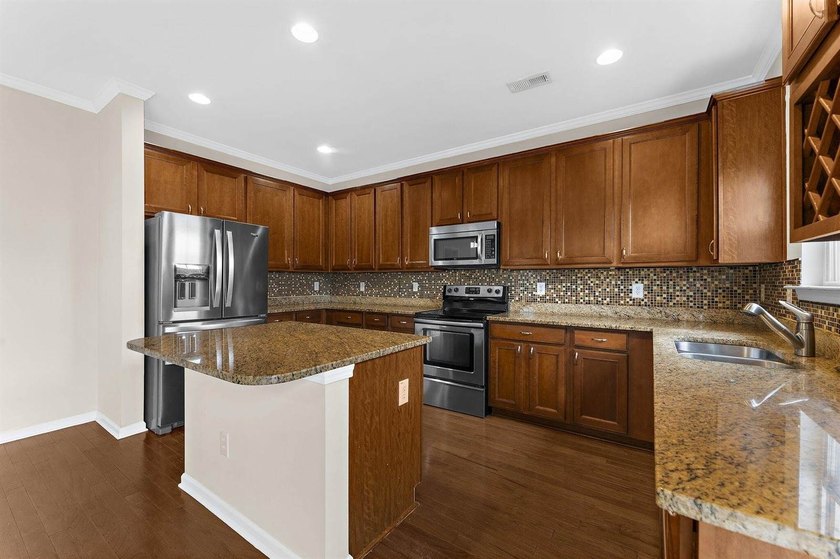 Welcome home to this beautiful 3,440 sq ft pond-front property - photo 22
