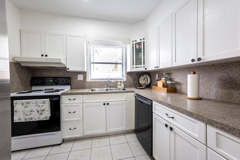 Charming and move-in ready 2-bedroom, 2-bath villa located in - photo 6