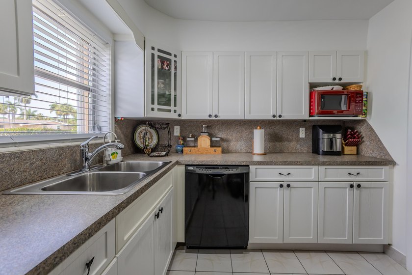 Charming and move-in ready 2-bedroom, 2-bath villa located in - photo 7