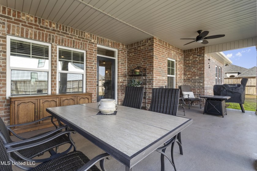 Motivated Sellers! Beautiful home loaded with upgrades in a - photo 35